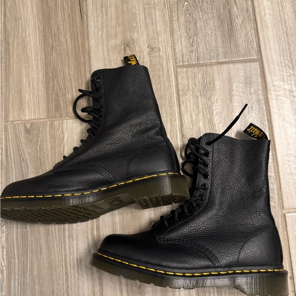 Dr. Martens AirWair Size 9 US - Picture 2 of 6